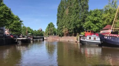 Hollanda 'daki Noorderhaven Groningen Köprüsü ve tekneleri