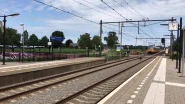 NS treni Putten Hollanda 'daki istasyona varmak üzere.