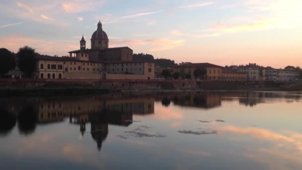 Vodní Odraz Řeky Fiume Arno Kostelem San Frediano Cestellu Florencii — Stock video