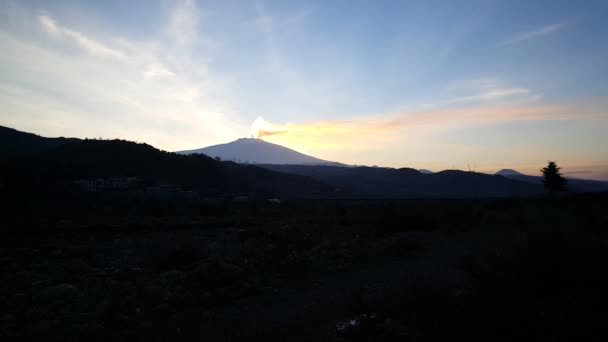 日没の間にシチリア島イタリアの東海岸の活火山エトナ山 — ストック動画