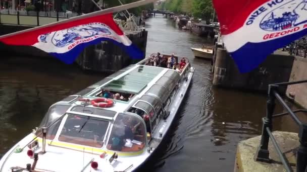 荷兰阿姆斯特丹运河巡航 船旗为Onze Hollandse Nieuwe — 图库视频影像