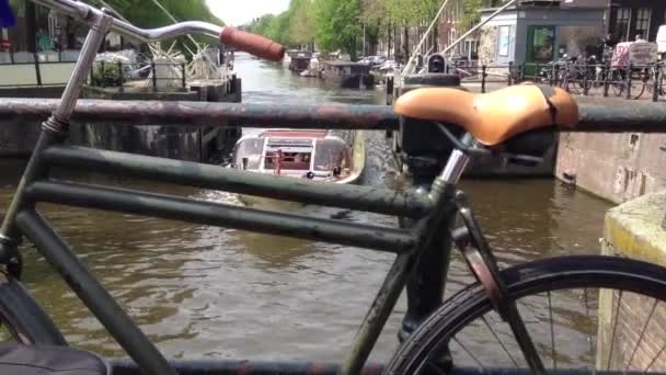 Bicicleta Uma Ponte Cruzeiro Pelo Canal Amsterdã Países Baixos — Vídeo de Stock
