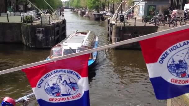 Kanalkryssning Amsterdam Med Onze Hollandse Nieuwe Flaggor Nederländerna — Stockvideo