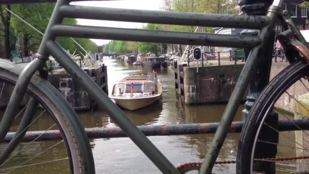 Bicicleta Uma Ponte Cruzeiro Pelo Canal Amsterdã Países Baixos — Vídeo de Stock