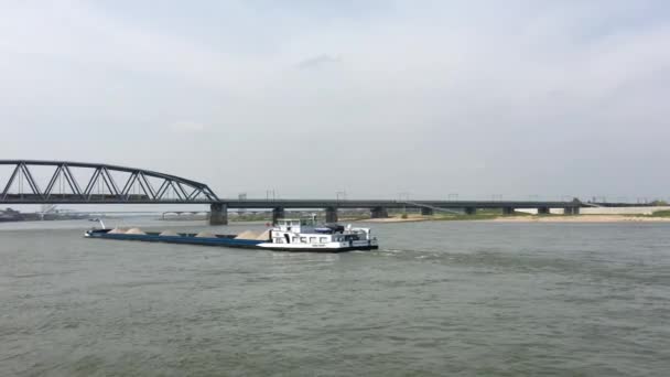 Lastfartyg Vid Floden Waal Nijmegen Nederländerna — Stockvideo