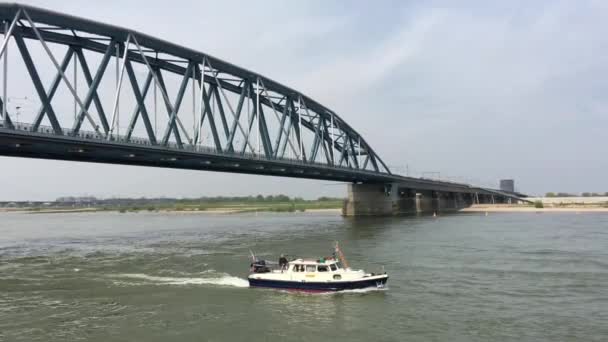 ナイメーヘンのワアル川でのボート オランダ — ストック動画