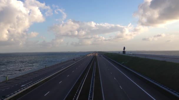 右側のワッデン海とオランダの左側のIjsselmeerとAfsluitdijk — ストック動画