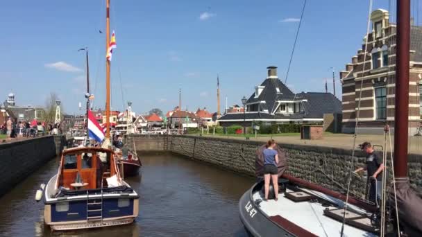 Boten Verlaten Oude Sluis Lemmer Friesland Nederland — Stockvideo