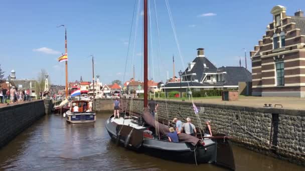 Boote Verlassen Die Alte Schleuse Lemmer Friesland Niederlande — Stockvideo