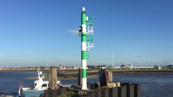 ボートがラウヴェルスホーグ グロニンゲンの港に到着 オランダ — ストック動画