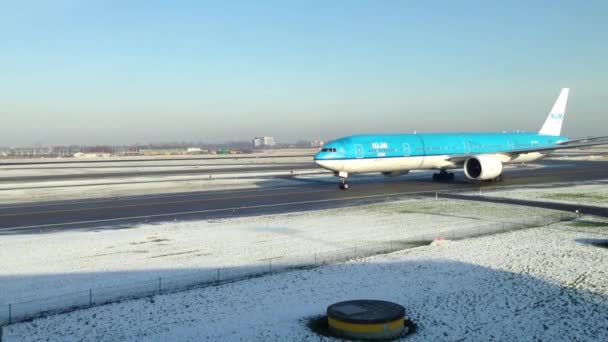 Klm Repülőgép Gurulás Télen Amszterdami Schiphol Repülőtéren Hollandiában — Stock videók