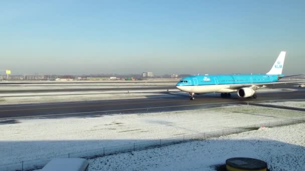 Klm Uçağı Kış Mevsiminde Schiphol Havaalanı Amsterdam Hollanda — Stok video