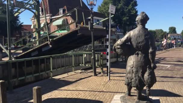 Statue Kaatje Opening Bridge Blokzijl Netherlands — Stock Video