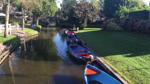 Malé Červené Modré Lodě Kanálu Giethoorn Nizozemsko — Stock video