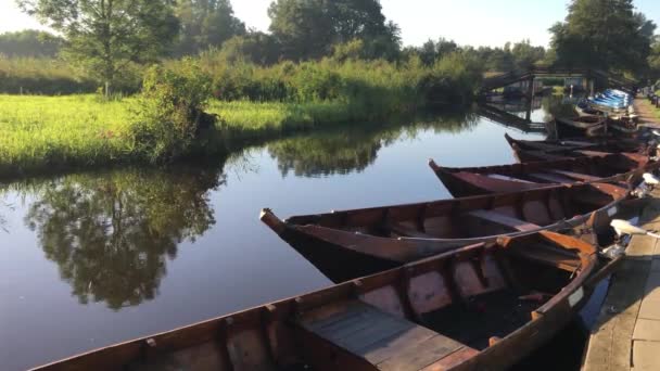 Giethoornの運河にある小さな木製ボート オランダ — ストック動画