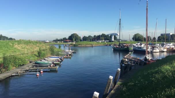 Σκάφη Θερινής Ημέρας Στο Λιμάνι Του Vollenhove Στην Ολλανδία — Αρχείο Βίντεο