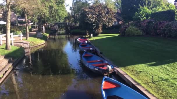 Pequeños Barcos Rojos Azules Canal Giethoorn Países Bajos — Vídeo de stock