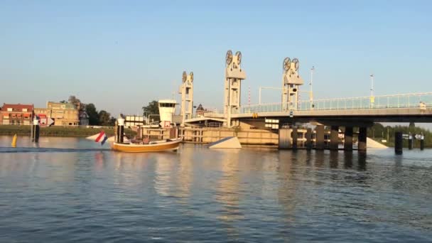 Barca Con Bandiera Olandese Che Passa Davanti Ponte Della Città — Video Stock