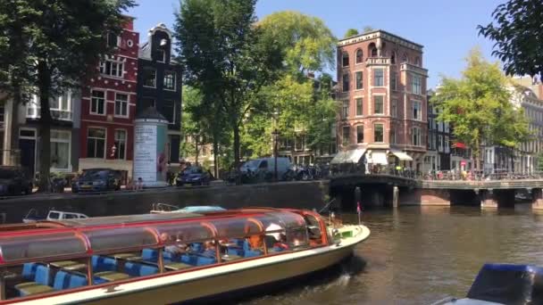 Κρουαζιέρα Στο Κανάλι Περνώντας Από Κανάλια Του Άμστερνταμ Ολλανδία — Αρχείο Βίντεο