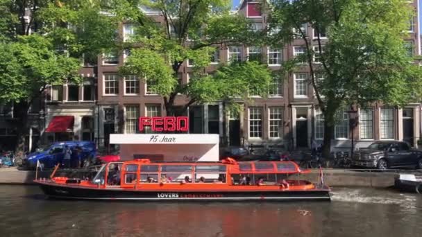 Canal Cruise Pozostawiając Kącik Przekąsek Kanałach Amsterdam Holandia — Wideo stockowe