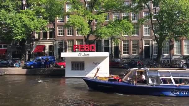 Canal Cruise Langs Een Snackhoek Grachten Van Amsterdam Nederland — Stockvideo