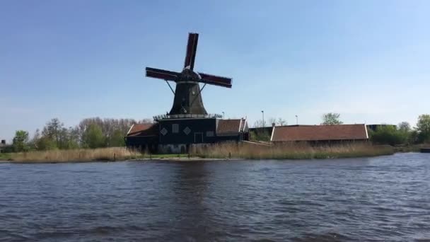从荷兰弗里斯兰艾伊斯特的风车旁经过 — 图库视频影像