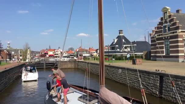 Żaglówka Wchodząca Starej Śluzy Lemmer Friesland Holandia — Wideo stockowe