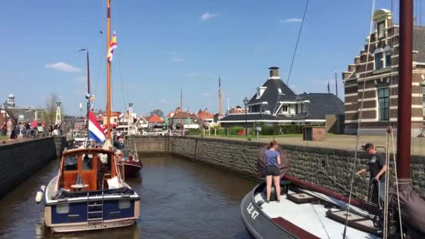 Łodzie Opuszczające Stary Zamek Lemmer Friesland Holandia — Wideo stockowe