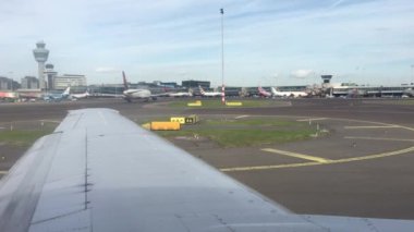 Amsterdam Schiphol Havaalanı 'nda Hollanda' da kalkış pistine doğru kalkış yapıyor.
