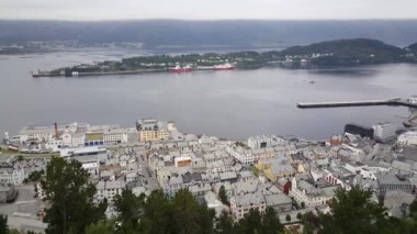 Norveç 'in daha fazla og Romsdal ilçesine bağlı Alesund şehri ve belediyesine bakın.