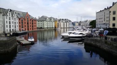 Alesund Norveç 'te kayıklar ve renkli evler