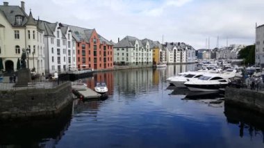 Alesund Norveç 'te tekneleri ve renkli evleri olan liman
