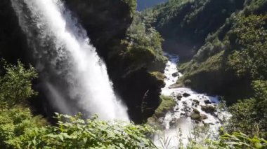 Norveç 'teki Geiranger Ulusal Parkı' nda büyük bir şelale