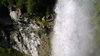 Norveç 'teki Geiranger Ulusal Parkı' ndaki bir şelaleye yakın.
