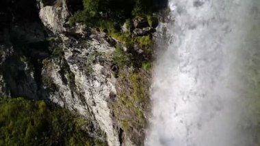 Norveç 'teki Geiranger Ulusal Parkı' ndaki bir şelaleye yakın.