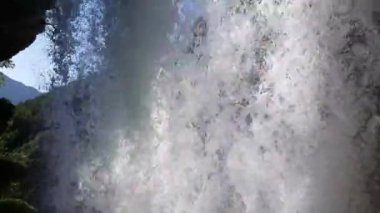 Norveç 'teki Geiranger Ulusal Parkı' ndaki devasa şelalenin arkasından yaklaş