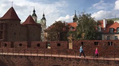 Varşova 'nın eski kasabasında insanlar yürüyor