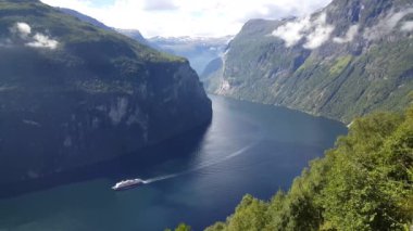 Geiranger Fjord Norveç 'te büyük bir yolcu gemisi
