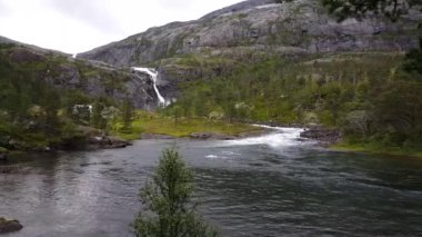 Norveç 'teki Hardangervidda Ulusal Parkı' nda şelale ve nehir manzarası