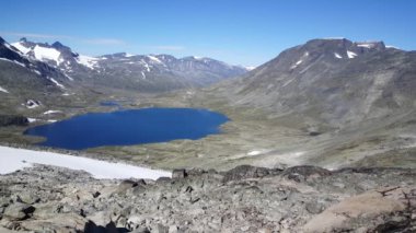 Norveç 'teki Jotunheimen Ulusal Parkı' nda göl ve dağ manzarası