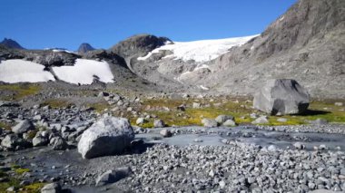 Norveç 'teki Jotunheimen Ulusal Parkı' nda sonbahar boyunca nehir