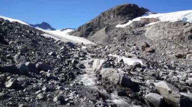 Norveç 'teki Jotunheimen Ulusal Parkı' ndaki bir nehirden ve buzuldan yankı getir
