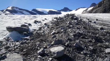 Norveç 'teki Jotunheimen Ulusal Parkı' nda buzlar eridi.