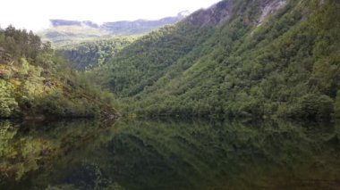 Morkidsdalen Parkı 'ndaki göldeki dağ yansıması Skjolden Norveç