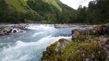 Morkidsdalen parkındaki vahşi nehir Skjolden Norveç
