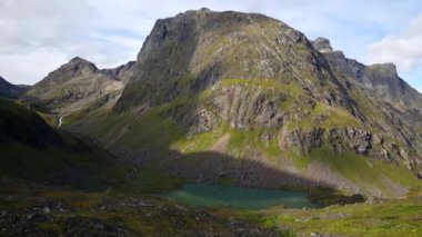 Norveç 'te Moysalen Ulusal Parkı' nda küçük bir gölü olan yeşil dağ