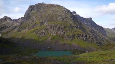 Norveç 'in Moysalen Ulusal Parkı' nda küçük bir gölü olan bir dağ manzarasından yankı getir