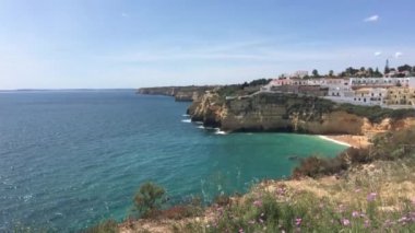 Algarve Portekiz 'deki Carvoeiro' nun kayalık kıyıları