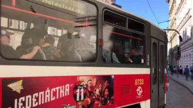 Prag 'ın eski kenti Çek Cumhuriyeti' nden tramvay geçiyor.
