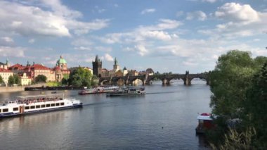 Prag Çek Cumhuriyeti 'nin arka planında Charles Köprüsü olan Vltava Nehri' nde tekne gezisi.